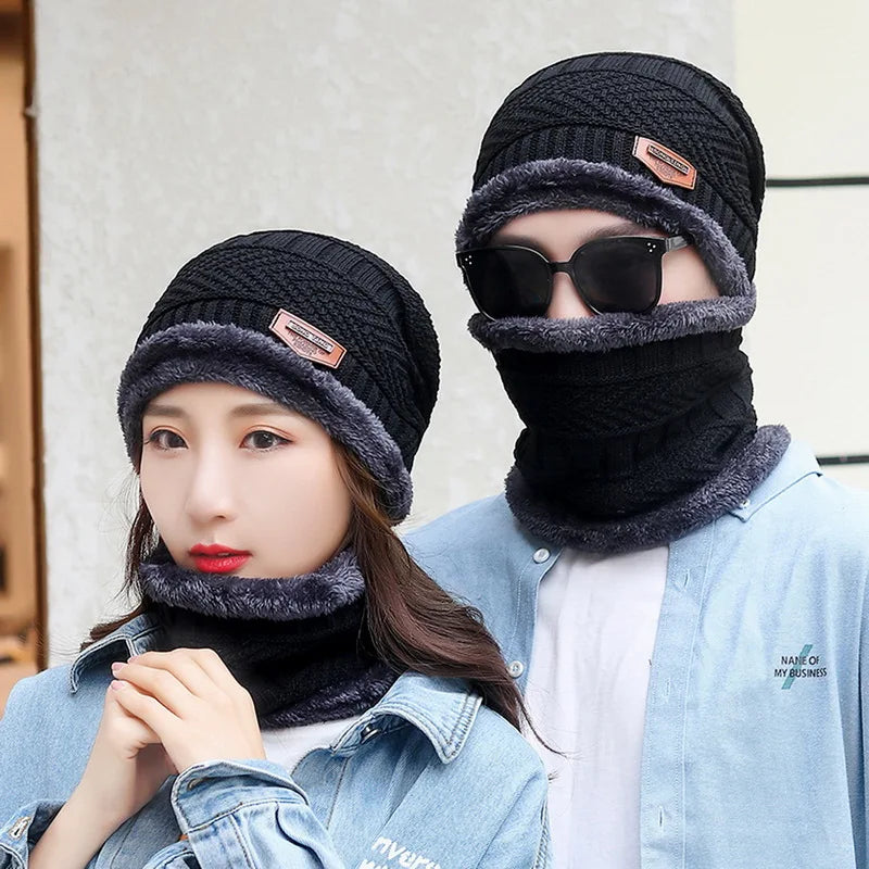 Kit Inverno Completo: Gorro Térmico com Cachecol e Luvas Pretas - FrostSet [ENFRENTE O FRIO COM ESTILO E CONFORTO]